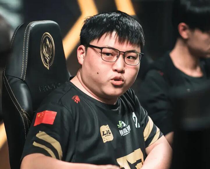 Uzi在法国队比赛中战术调整，领先优势明显引发热议！